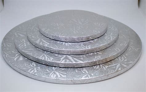 A cake board with a handle for easy transportation