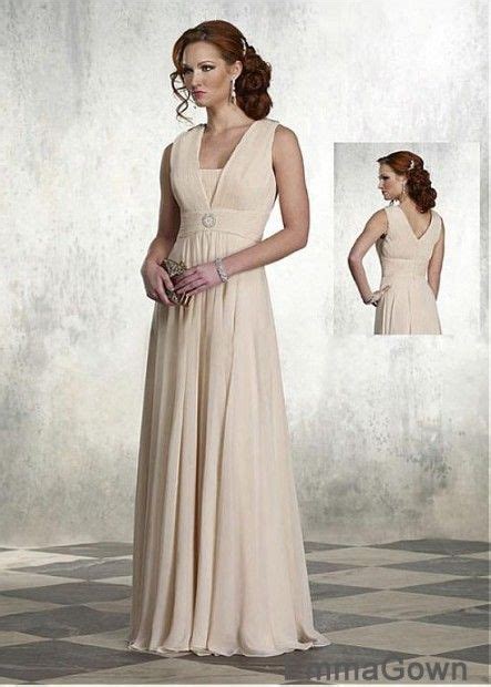 Elegant beige dress with pearl necklace and heels